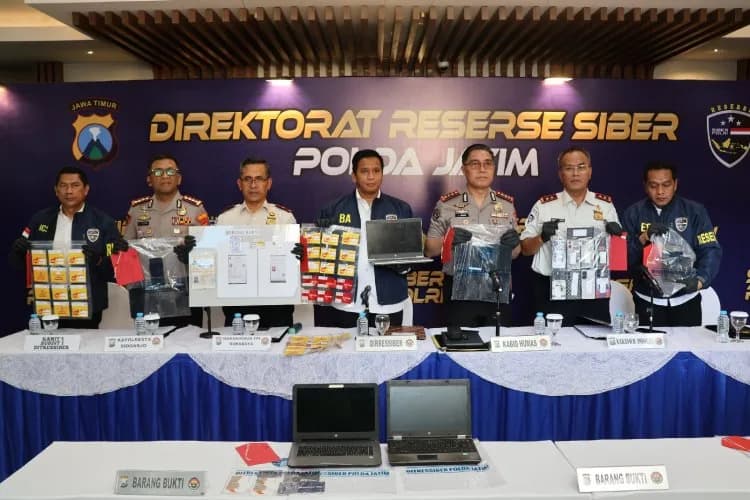 Polda Jatim Direktorat Siber dan Imigrasi Kelas I Khusus Ungkap Jaringan Love Scamming Empat WNA di Amankan