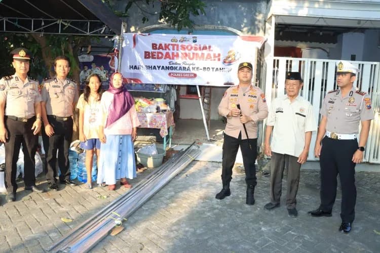 Wujud Kepedulian HUT Bhayangkara ke-80 Polres Gresik Bedah Rumah Purnawirawan Polri di Driyorejo