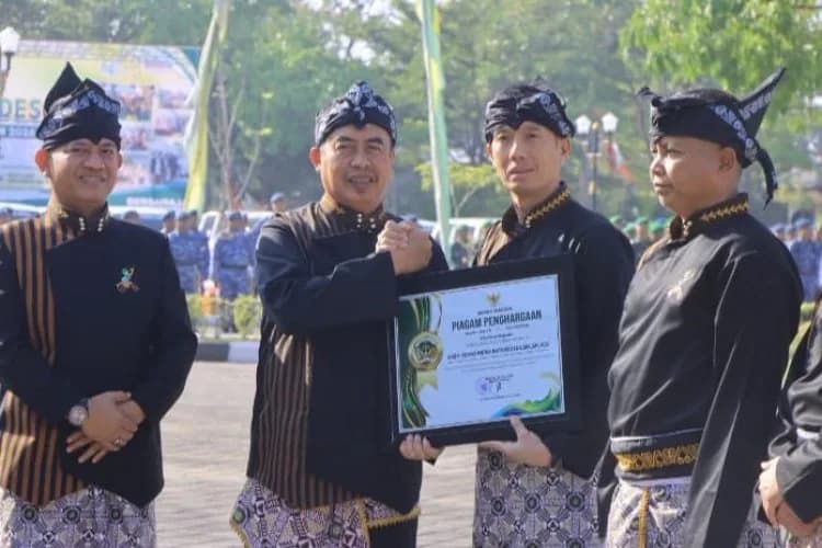 Kapolres Madiun AKBP Kemas Indra Natanegara, S.H., S.I.K., M.Si., Terima Penghargaan dari Bupati Madiun atas Dedikasi Menjaga Kondusivitas Kabupaten Madiun