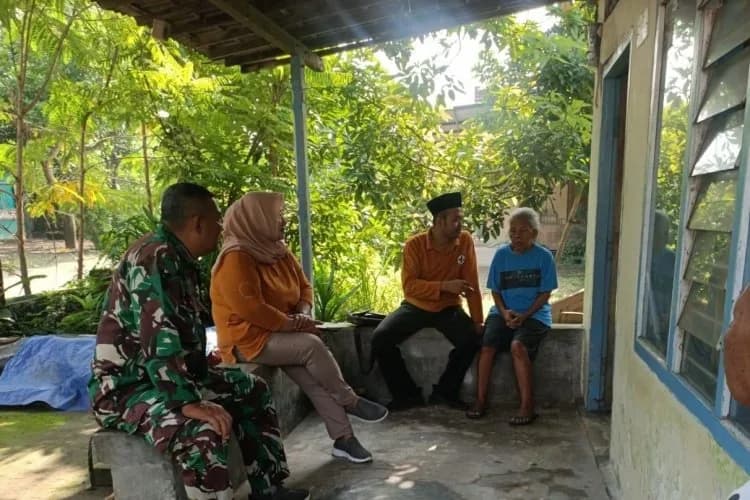 Peltu Yuli Kuswanto Bersama Perawat dan Perangkat Desa Cek Kondisi Warga yang ODGJ