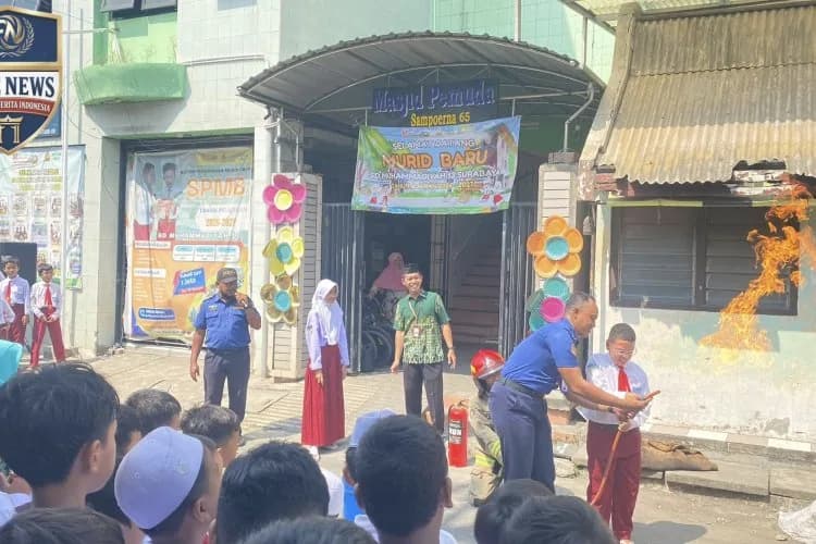 SD Muhammadiyah 13 Gelar Simulasi Kebakaran bersama Damkar Surabaya