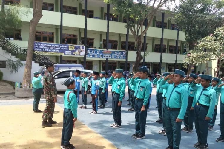 Anggota Koramil Ngunut Latih PBB Siswa MI Modern Mutiara Iman