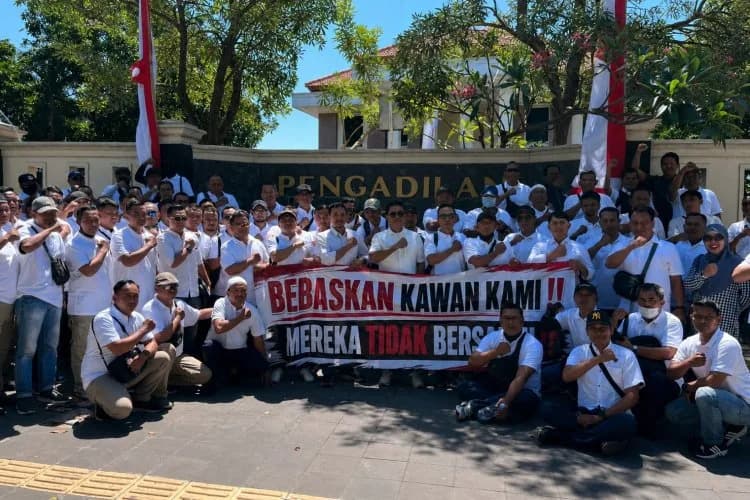 Solidaritas di Depan Pengadilan: Rekan Kerja Kawal Pleidoi Enam Pegawai PT APBS