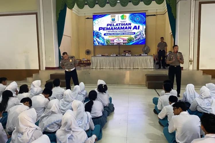 Polrestabes Surabaya Sosialisasikan Pemahaman Artificial Intelligene (AI) kepada Siswa SMA Negeri 1 Surabaya