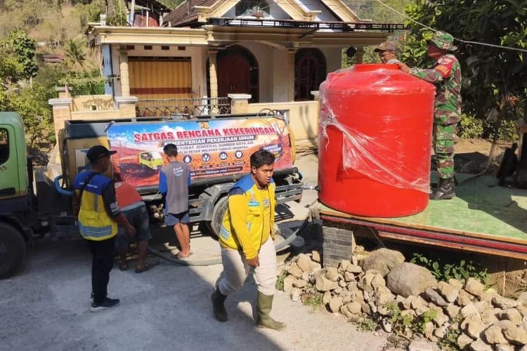 TNI-BPBD Salurkan 8.000 Liter Air Bersih untuk Warga Duren, Trenggalek, Jatim