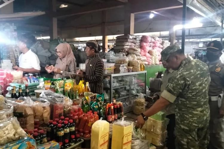 TNI-Polri dan Pemda Trenggalek Pantau Harga Bahan Pokok di Pasar