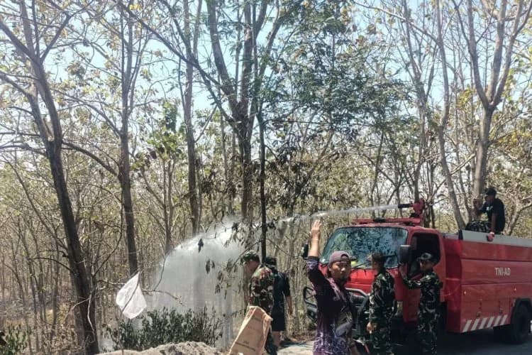 Gerak Cepat Babinsa Bersama Yonif TP 886/PJY Padamkan Kebakaran Lahan di Banyuurip