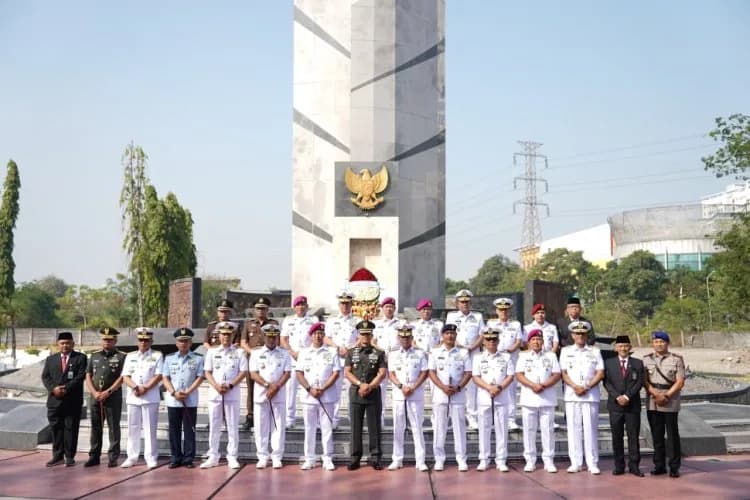 Peringatan HUT Ke-81 TNI AL: Kasdam V/Brawijaya Hadiri Ziarah Rombongan di TMP 10 November Surabaya