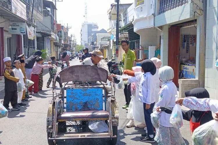 Balut Impian dengan Kepedulian: Aksi Seru Siswa SD Muhammadiyah 13 Surabaya Berbagi Sayur pada Program JOIN