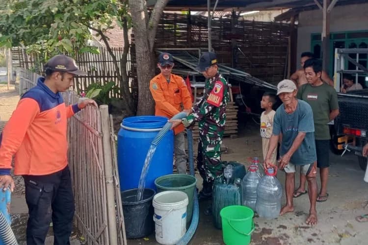 TNI dan BPBD Trenggalek Salurkan 4.000 Liter Air Bersih ke Warga Jatiprahu