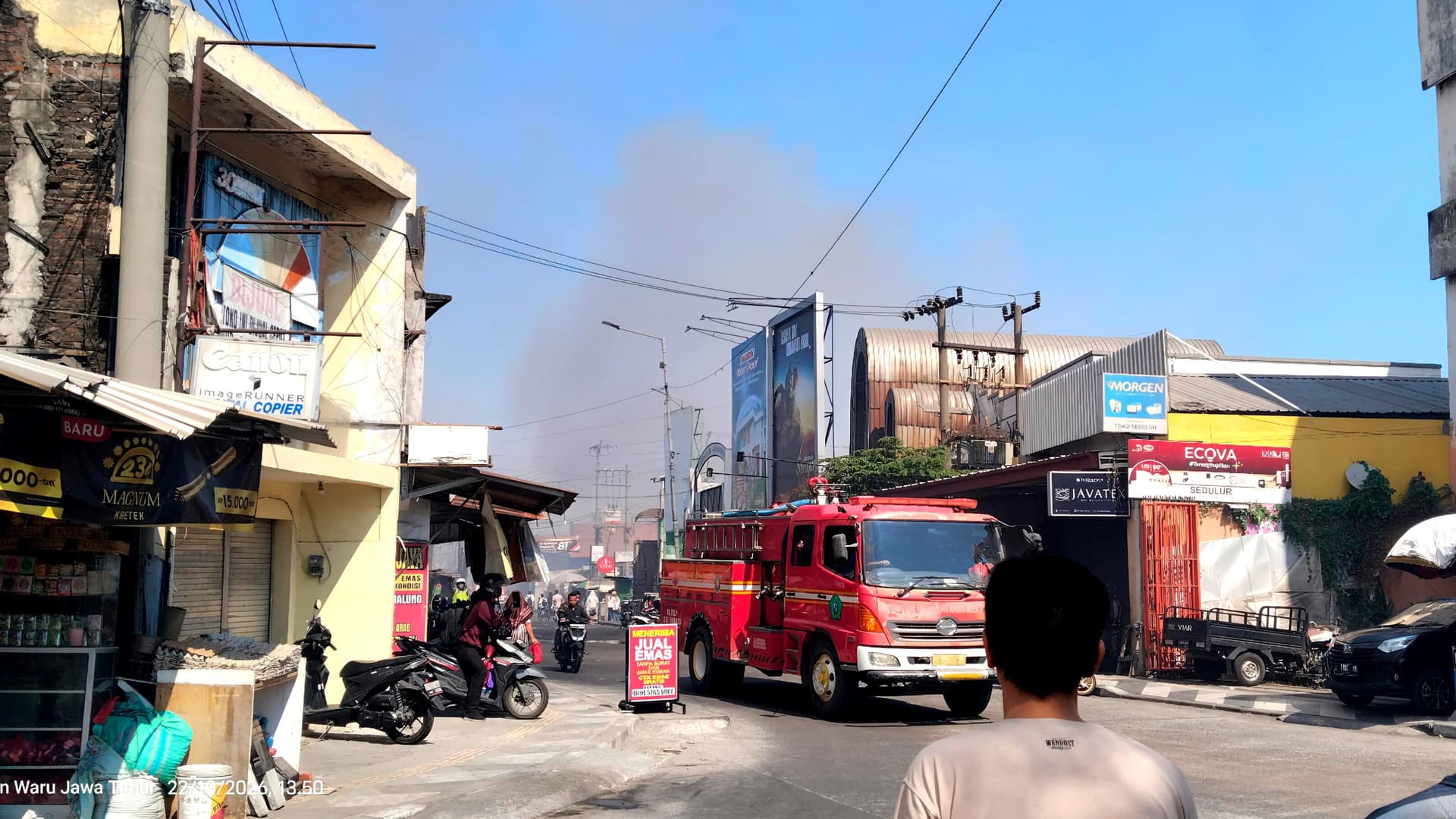 Api diduga dari Tumpukan Rongsokan, Empat Ruko di Waru Hangus