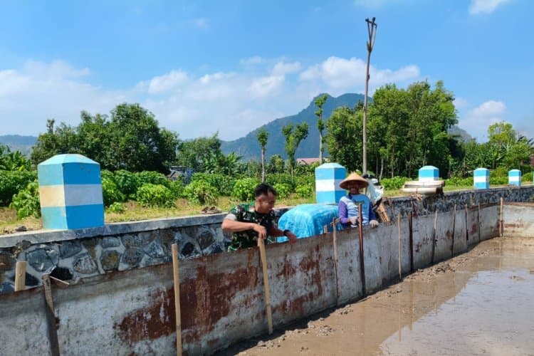Babinsa Bantu Petani Siapkan Masa Tanam