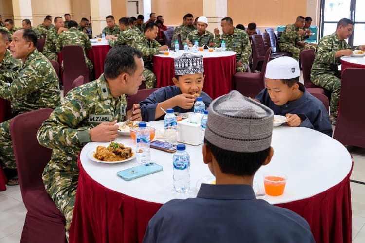 Korem 081/DSJ Berbagi Kebahagiaan dengan Anak-Anak Pesantren