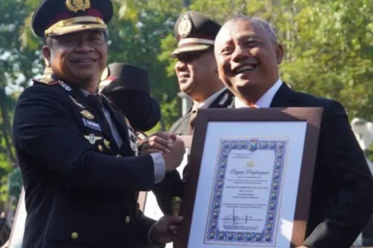 Apresiasi Kepemimpinan Responsif, Kapolrestabes Surabaya Serahkan 6 Penghargaan Sekaligus Kepada AKBP Edy Herwiyanto