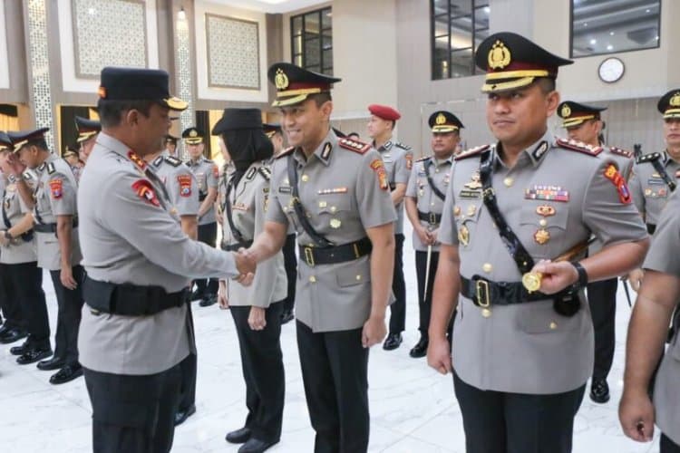 Irjen. Pol. Drs. Nanang Avianto, M.Si., Kapolda Jatim Pimpin Sertijab PJU dan Kapolres, Perkuat Regenerasi Kepemimpinan dan Pelayanan Presisi