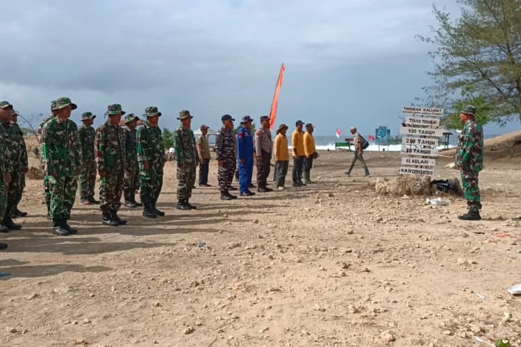 Jelang HUT ke-81 TNI, Tangan Prajurit dan Warga Bersatu Bersihkan Pantai Dlodo