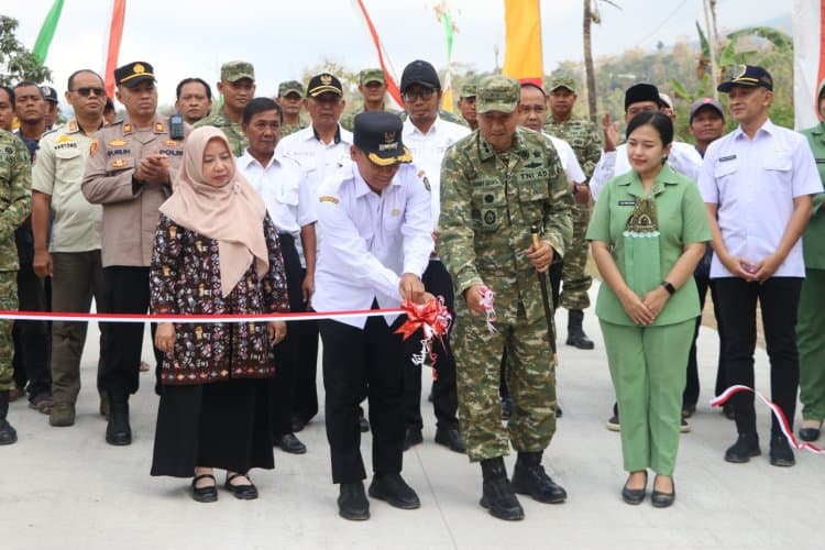 Karya Bakti TNI Berhasil Bangun Jalan Beton Sepanjang 2.200 Meter di Tulungagung