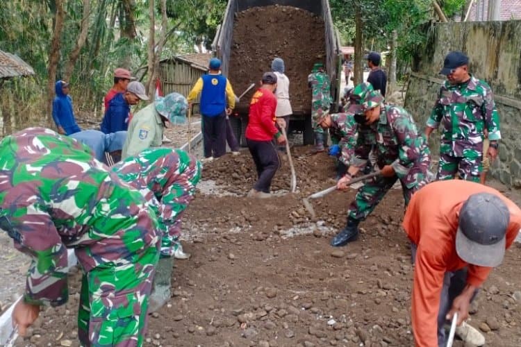 Karya Bhakti TNI di Desa Wonorejo Rampung Sepertiga, Semangat Gotong Royong Terus Menguat