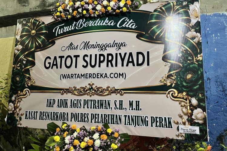 Kasat Reserse Narkoba Polres Pelabuhan Tanjung Perak AKP Adik Agus Putrawan, S.H., M.H., Sampaikan Duka, Kirim Karangan Bunga di Rumah Duka Wartawan Almarhum Gatot Supriyadi