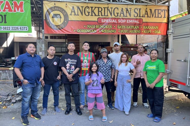 Murah Rasa Gak Murahan, Konten Kreator TikTok Vebry Rayan Review Kuliner di Angkringan Slamet Kota Surabaya