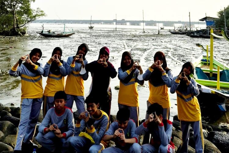 Pelajar SMPN 37 Surabaya Turun ke Tambak Wedi: Belajar Menjaga Laut dari Memungut Sampah
