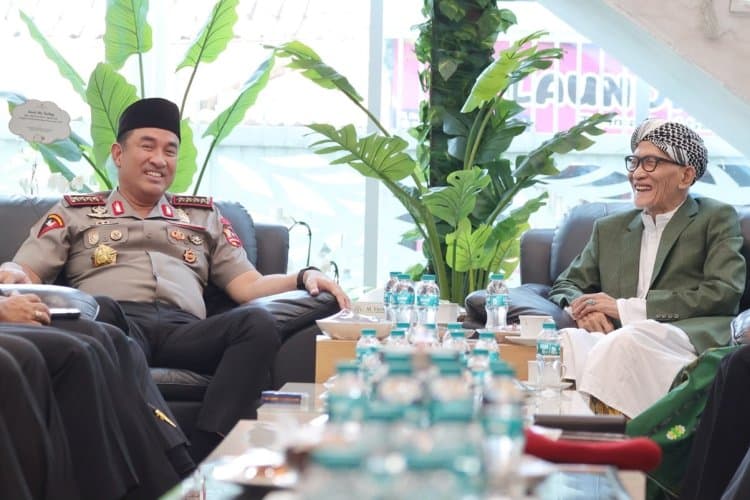 Perkuat Sinergi dengan Ulama, Kapolri Silaturahmi dengan Rais Aam PBNU di Surabaya