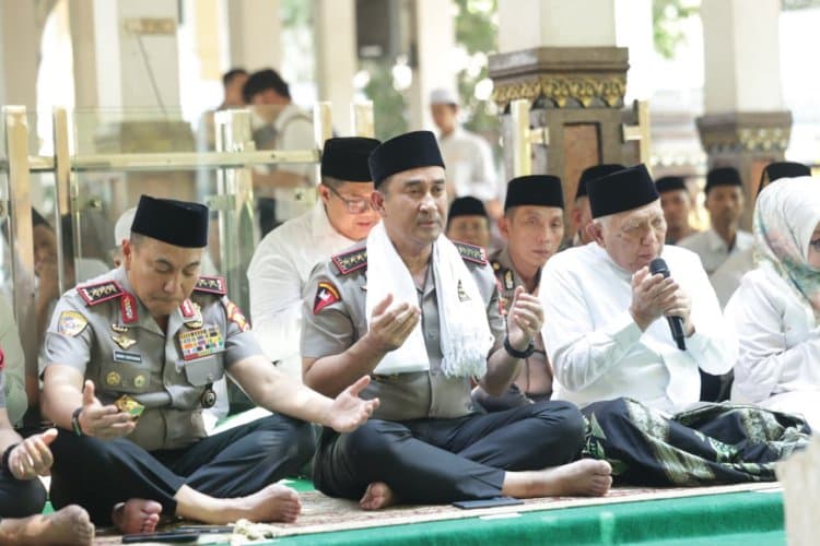 Perkuat Sinergi Ulama dan Umara, Kapolri Silaturahmi ke Ponpes Tebuireng dan Ziarah Makam Gus Dur