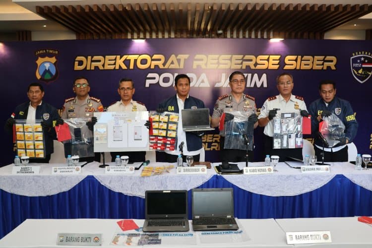 Polda Jatim Direktorat Siber dan Imigrasi Kelas I Khusus Ungkap Jaringan Love Scamming Empat WNA di Amankan