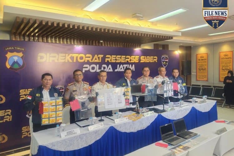 Polda Jatim Ditressiber dan Imigrasi Kelas 1 Ungkap Sindikat Love Scamming Internasional, Raup Rp. 1,1 Miliar 53 Korban