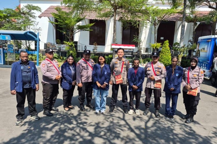 POLSEK GUBENG GEROBAK JUPE RAMAIKAN AKSI BERBAGI MAKAN GRATIS DI POLRESTABES SURABAYA
