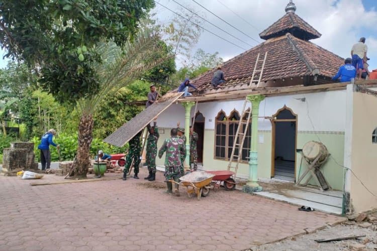 Pra TMMD ke-130, Kodim Tulungagung Bersama Warga Mulai Bongkar Mushola Darurohman