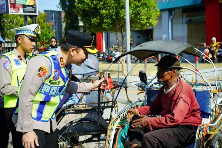 Rangkul Abang Becak, Polres Ponorogo Wujudkan Semangat 'Polisi Bersama Masyarakat' Tanpa Sekat