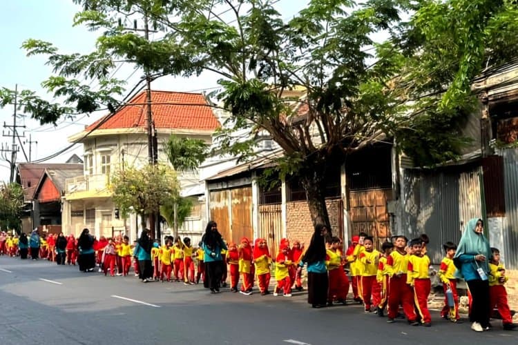 Ratusan Siswa SD Muhammadiyah 13 Surabaya Taklukkan Tantangan 1.000 Langkah di “Jusceri”