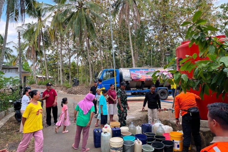 TNI-BPBD-BBWS Brantas Salurkan 16.000 Liter Air Bersih untuk Warga Terdampak Kekeringan di Panggul