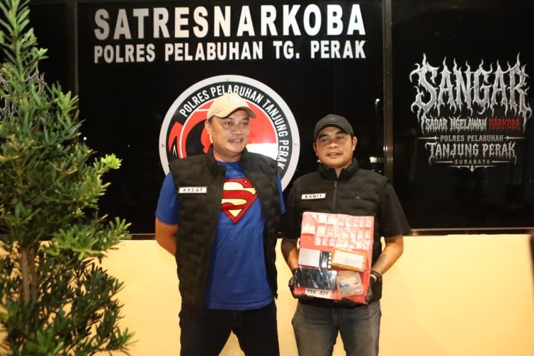 Satresnarkoba Polres Pelabuhan Tanjung Perak Surabaya Ungkap Kasus Sabu 42 Gram Disimpan di Bawah Meja, Pemuda Surabaya Diciduk